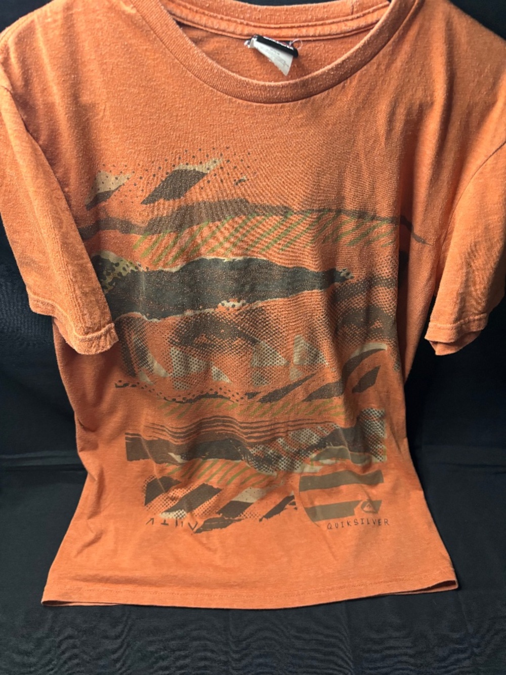 Quicksilver Men’s Medium Graphic T Shirt Burnt Orange Surf Skate Y2K Style Tee.